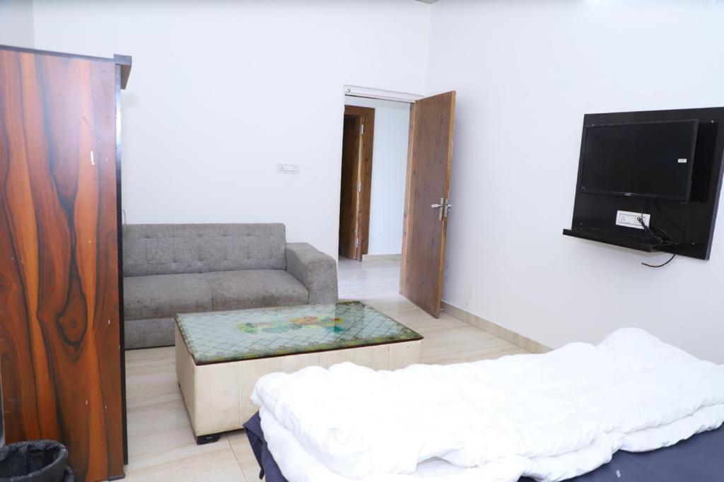 Hotel Aashirvad Faridabad Zewnętrze zdjęcie