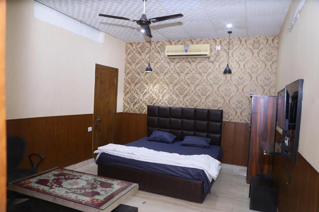 Hotel Aashirvad Faridabad Zewnętrze zdjęcie