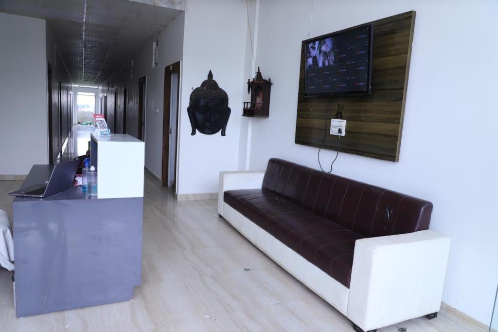 Hotel Aashirvad Faridabad Zewnętrze zdjęcie